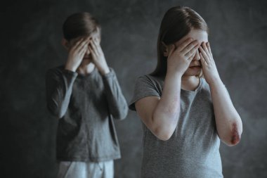 Korkmuş kardeşler ağlıyor