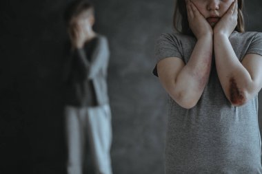 Yaralı ve korkmuş bir kız