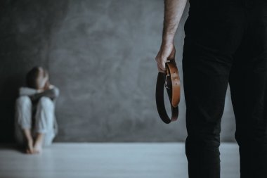 Deli kemer ile yakın çekim