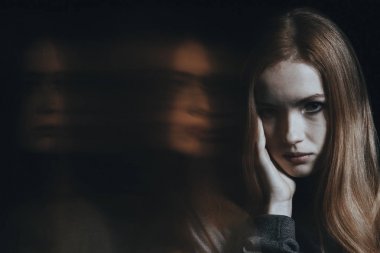 Bipolar bozukluğu olan genç kız
