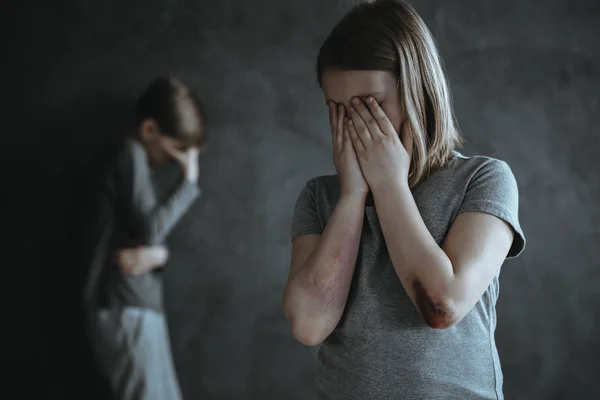 Fille et garçon pleurer — Photo