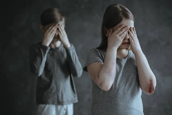 Hermanos asustados llorando — Foto de Stock