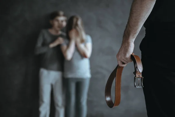 Primer plano del padre con cinturón — Foto de Stock