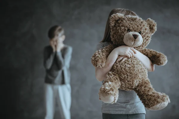 Kind hält Teddybär — Stockfoto
