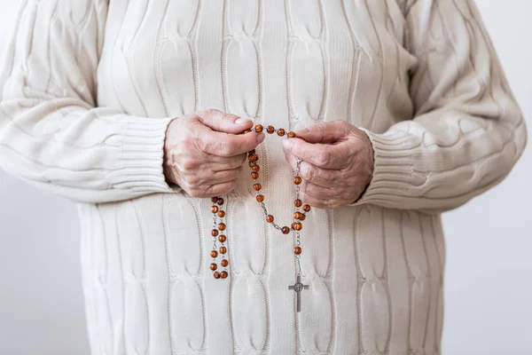 Persona religiosa con rosario rojo — Foto de Stock
