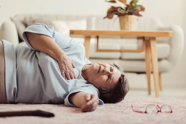 Woman having a heart attack — Stock Photo, Image