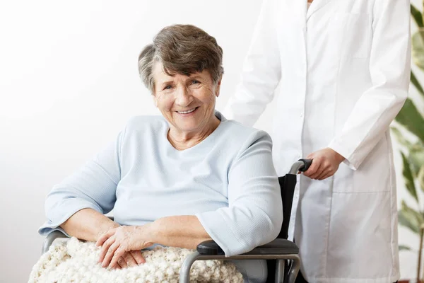 Sorridente disabili donna anziana — Foto Stock