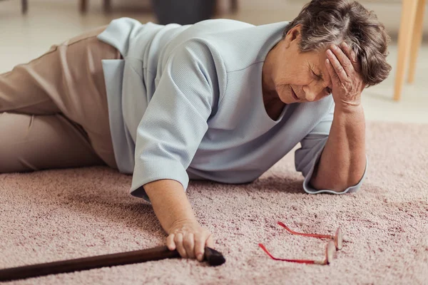 Sjuk äldre kvinna med huvudvärk — Stockfoto