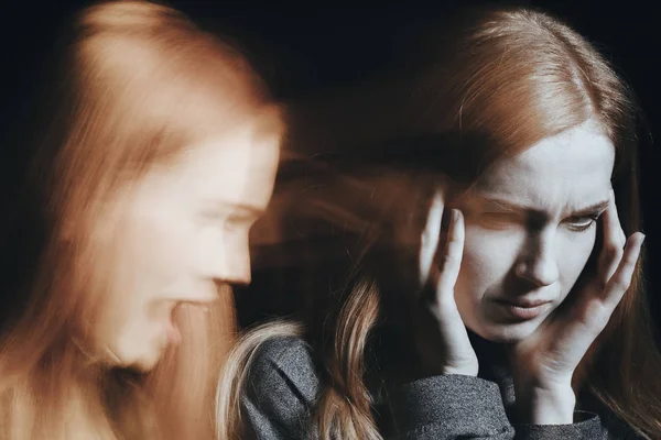 Mujer con esquizofrenia escuchando voces — Foto de Stock