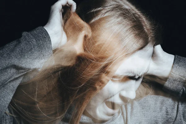 Chica gritando de terror — Foto de Stock