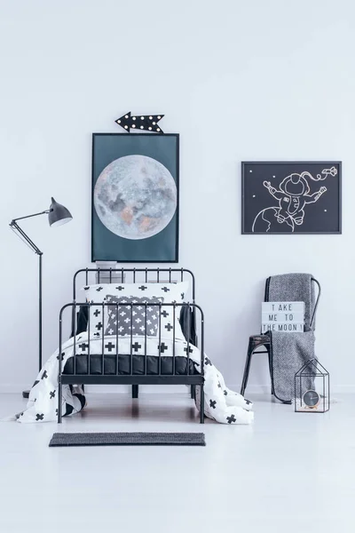 Astronaut poster in slaapkamer interieur — Stockfoto