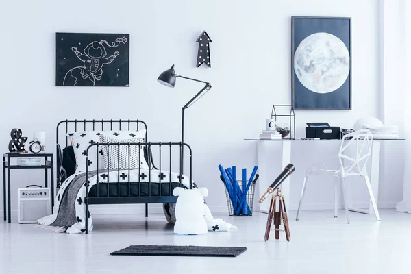 Astronomische lichte slaapkamer interieur — Stockfoto