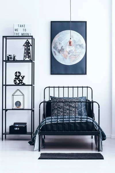 Maan poster in slaapkamer interieur — Stockfoto