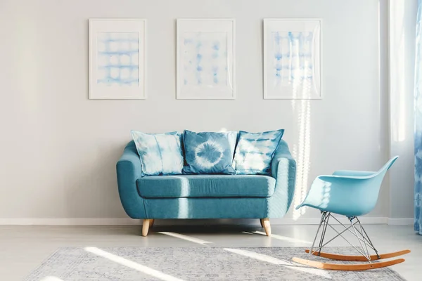 Turquoise Bank in dagelijkse kamer — Stockfoto