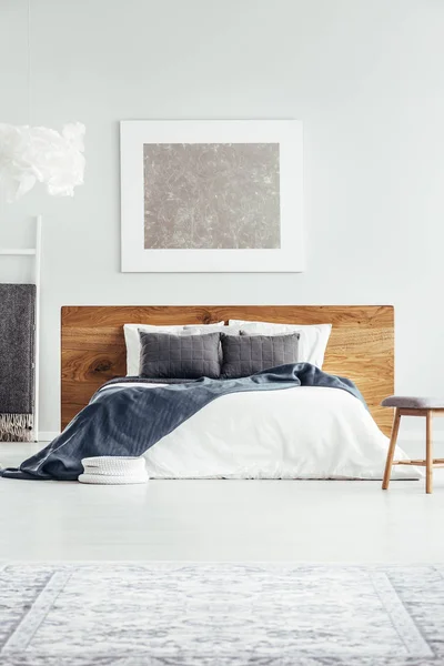Marineblauwe deken op bed — Stockfoto