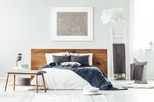 Белая кровать в интерьере спальни — стоковое фото