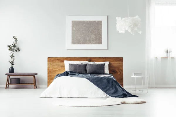 Zilveren schilderij in ruime slaapkamer — Stockfoto