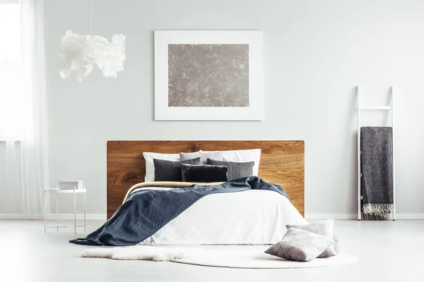 Dormitorio con mantas y cojines — Foto de Stock
