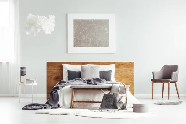 Grijze moderne slaapkamer interieur — Stockfoto