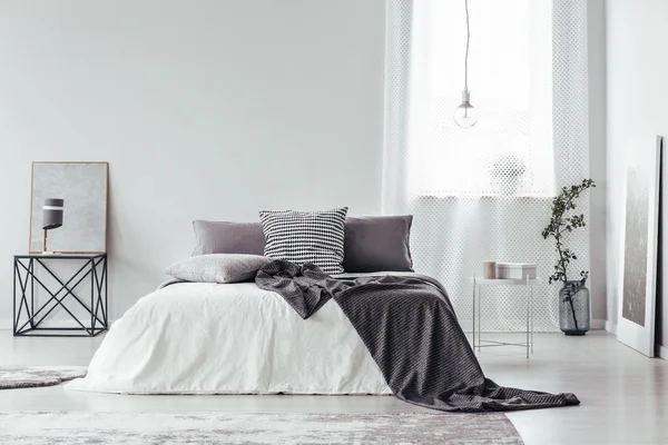 회색과 백색 침실 — 스톡 사진