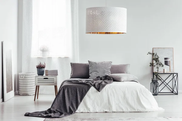 Weiße Lampe im hellen Schlafzimmer — Stockfoto