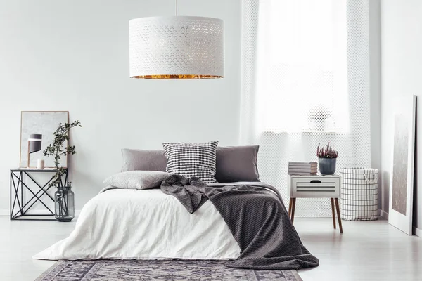 Witte lamp boven bed — Stockfoto