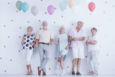 Balon tutan mutlu emekliler