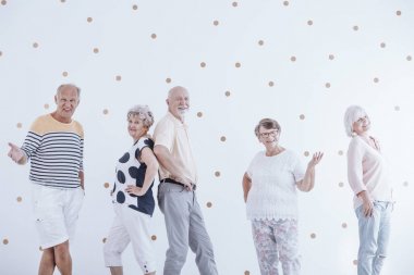 Fotoğraf oturumu sırasında yaşlılar