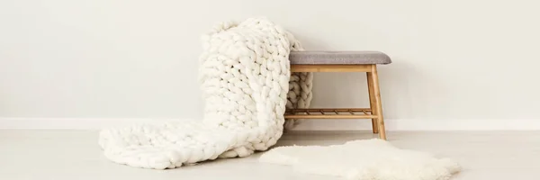 Bílé pletené deky na stoličce — Stock fotografie