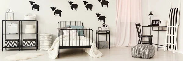 Camera da letto adolescente in bianco e nero — Foto Stock