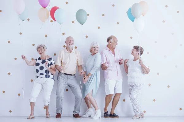 Pensionärer som dansar på fest — Stockfoto