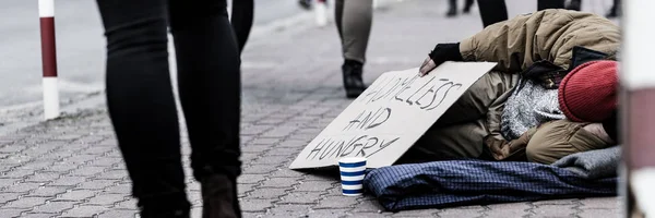 Bezdomovec na chodníku — Stock fotografie