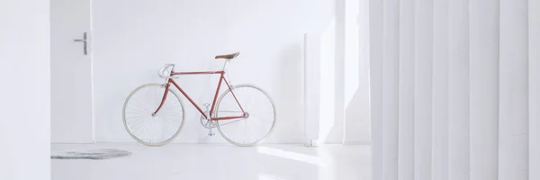 Rode vintage fiets in appartement — Stockfoto