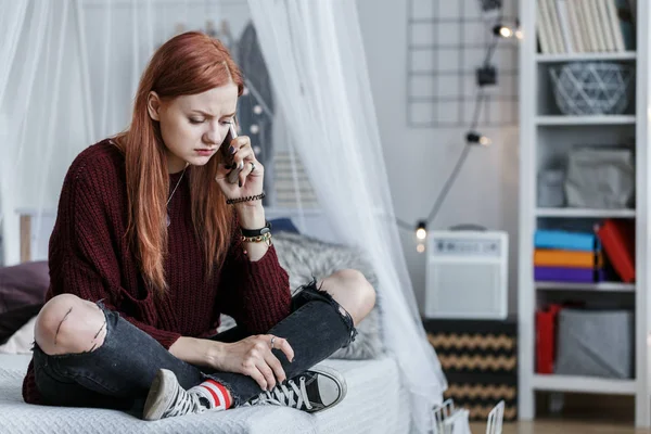 Triste adolescente pelirrojo. — Foto de Stock