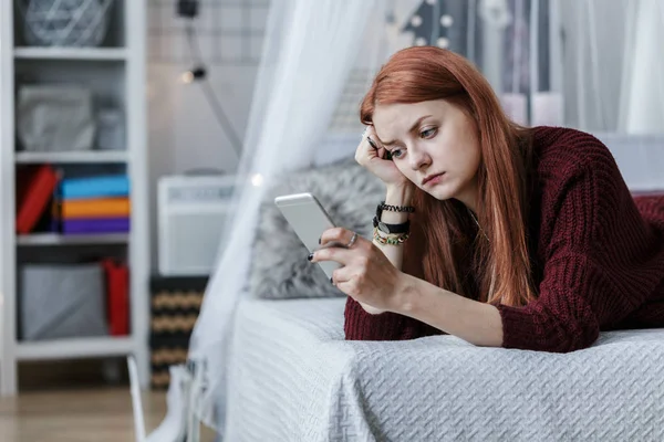 Nastolatek patrząc na telefon — Zdjęcie stockowe