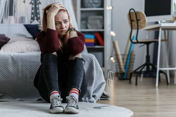 Chica preocupada sosteniendo la cabeza — Foto de Stock