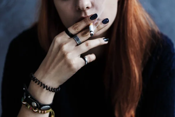 Dívka kouření cigaret — Stock fotografie
