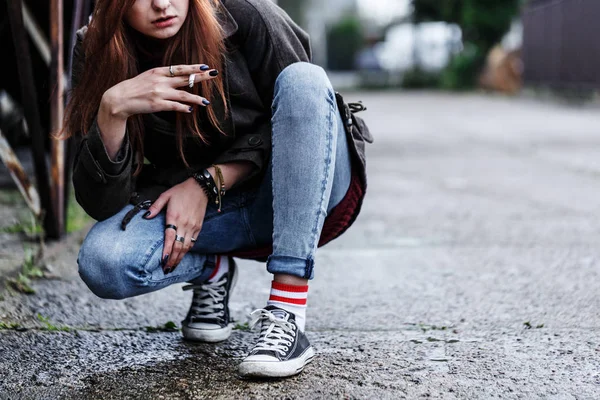 Mladá dívka kouření cigaret — Stock fotografie