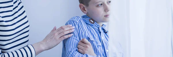 Verängstigtes Kind mit Überempfindlichkeit — Stockfoto