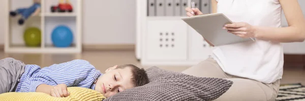 Autista chico acostado en almohadas —  Fotos de Stock