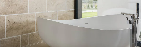 Бежевая глазурь в простой ванной комнате — стоковое фото