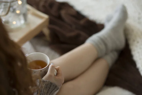 Mujer bebiendo té caliente — Foto de Stock
