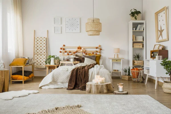 Ampia camera da letto hygge interno — Foto Stock