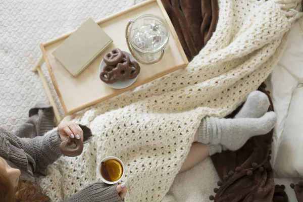 Mujer bebiendo té con limón — Foto de Stock