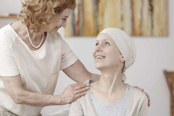 Mulher sorridente com câncer — Fotografia de Stock