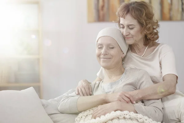 Η μητέρα αγκαλιάζει ευτυχισμένη άρρωστη γυναίκα — Φωτογραφία Αρχείου