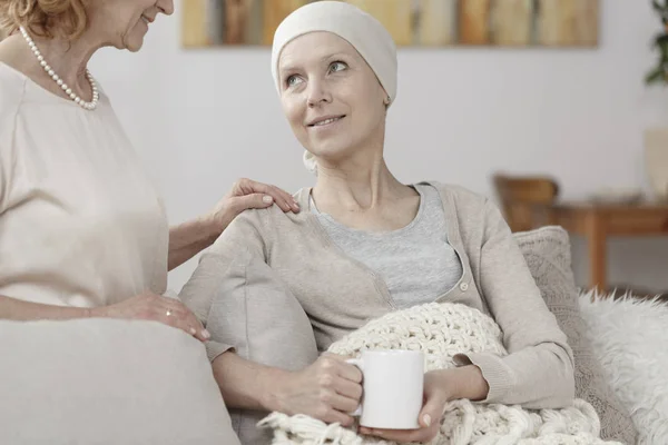 Mulher esperançosa que sofre de câncer — Fotografia de Stock
