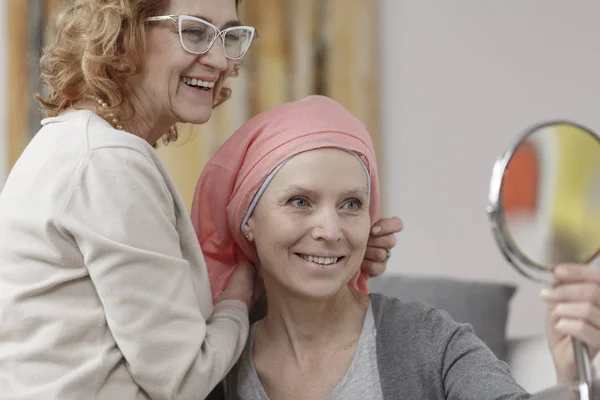 Mujer con cáncer en el velo — Foto de Stock