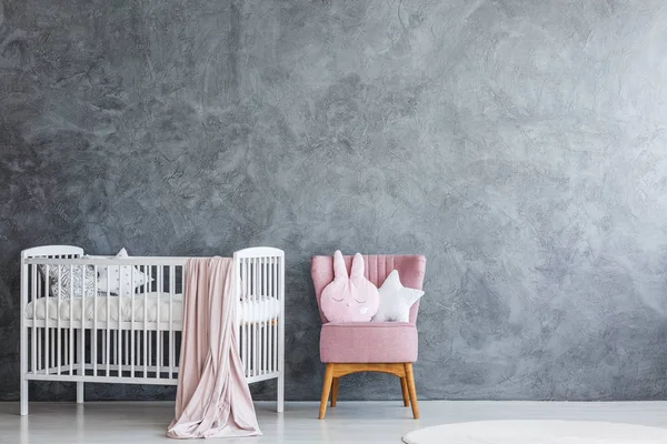 Bebis rum med vit babysäng — Stockfoto