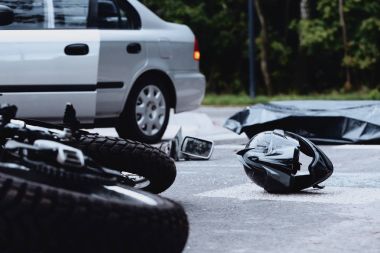 Sokakta motosiklet kaskı